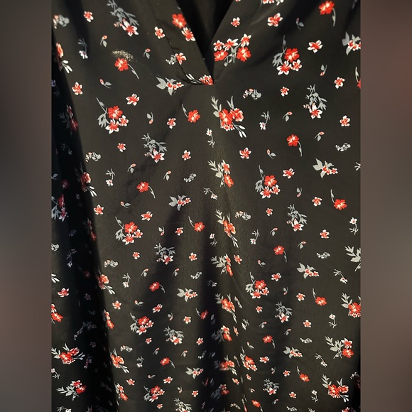 Additional Elle - black floral Vneck buttonless blouse short sleeve - Picture 4 of 6